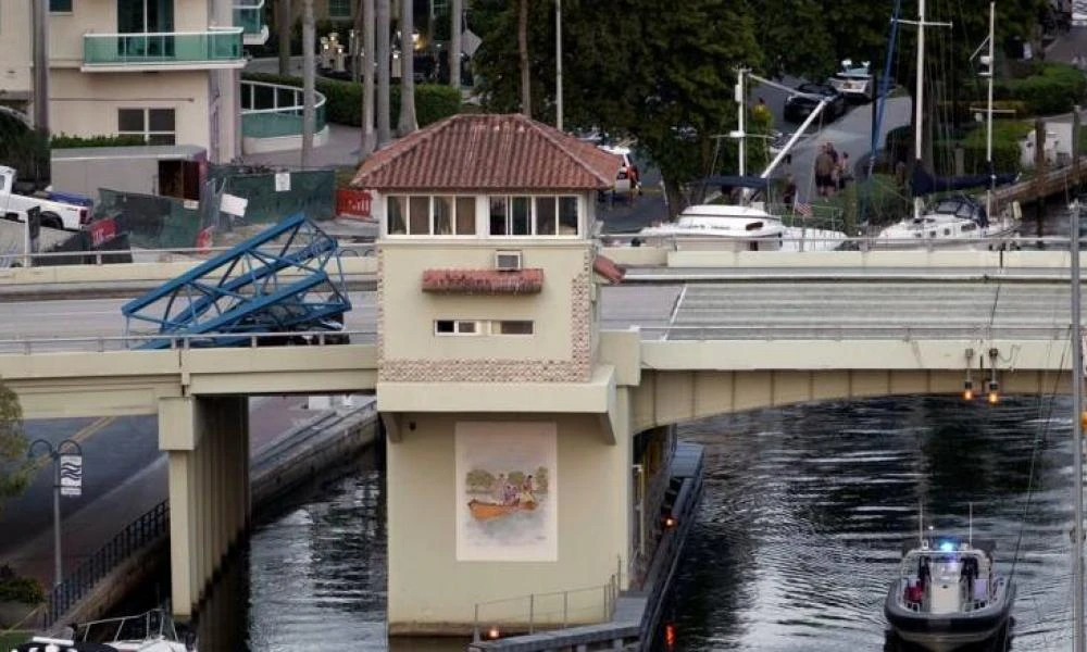 Τραγωδία στη Φλόριντα: Ένα άνθρωπος σκοτώθηκε και τρεις τραυματίστηκαν εξαιτίας πτώσης γερανού σε γέφυρα (Βίντεο)